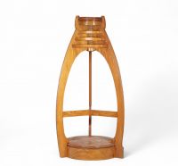 Attribué à Paul Saintenoy (1861–1952) Imposante sellette en bois clair – Unique vestige du stand des amidons Remy, Exposition internationale de Liège, 1905  Cette sellette monumentale en bois clair constitue un témoignage exceptionnel du stand des amidons Remy, présenté lors de l’Exposition internationale de Liège en 1905. À ce jour, elle est le seul élément connu ayant survécu de cet ensemble, do
