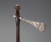 RDC - Herminette au manche en bois sculpté d'une tête, lame en fer travaillée.