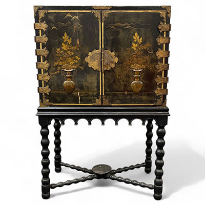Japon - Cabinet en laque du Japon noir et or à décor de vases fleuris dans un fond montagneux, période Edo.