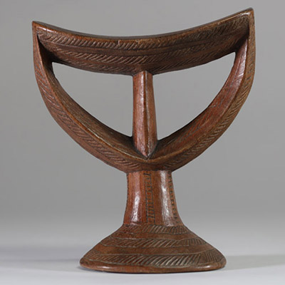 Appuie nuque Oromo, Ethiopie. Bois, nombreux motifs finement incisés. Usure de la surface due à l’utilisation prolongée. Ex galerie art tribal, Bruxelles . Début XXème ou antérieur. H : 18 cm