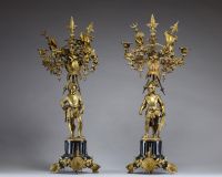 Imposante garniture de cheminée trois pièces figurant Louis VII, en bronze doré sur socle en marbre noir, mouvement Vincenti & Cie, XIXème.