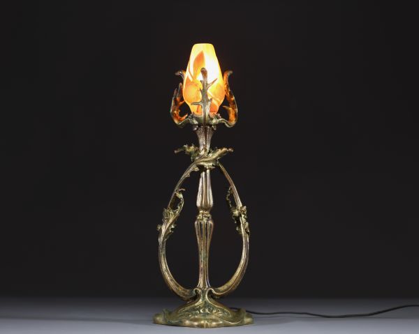 DAUM Nancy - Lampe Art Nouveau en bronze doré, piétement à décor végétal et tulipe en verre dégagé à l'acide à décor de kaki, non signée.