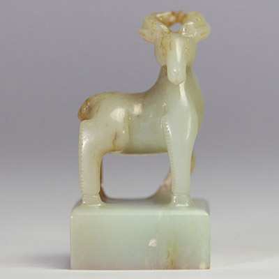 Sceau chinois en jade vert pâle sculpté d’un daim et gravé d’un caractère sigillaire Sceau en jade finement sculpté d’un daim debout, les cornes enroulées vers l’arrière, reposant sur une base carrée 