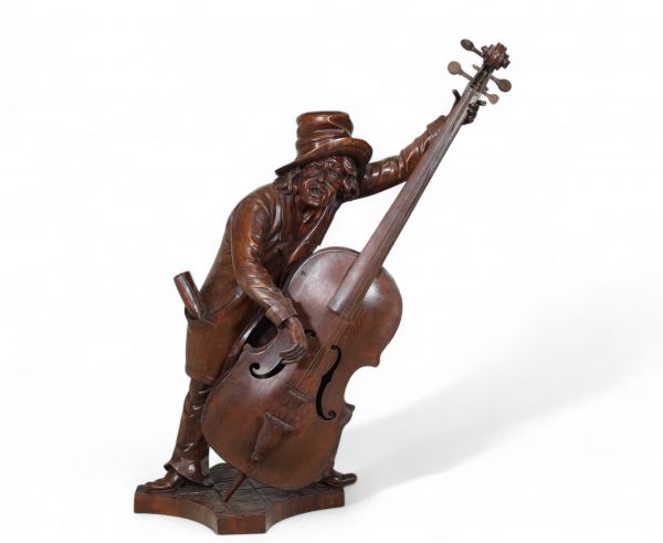 Grande sculpture figurative en bois sculpté – Musicien à la contrebasse Travail européen vers 1900  Sculpture de belle dimension représentant avec expressivité et humour un musicien en pleine performa