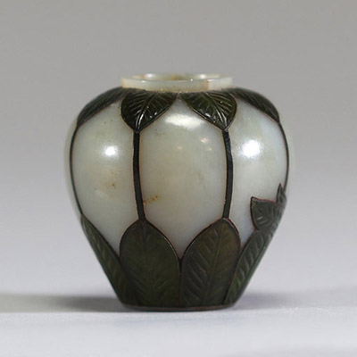 Asie - Petit vase en jade et incrustations de jade vert sculpté de motifs floraux, XIXème.