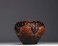 DAUM Nancy - Coupe en verre multicouche dégagé à l'acide à décor africaniste, signée.