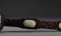 Chine - Grand sceptre Ruyi en bois de Zitan sculpté et Jade céladon à décor de chauve souris et de pêches.
