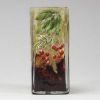 Daum Nancy, petit vase quadrangulaire dégagé à l'acide et émaillé, décor de sorbier Charmant petit vase de forme carrée en verre multicouche, à décor dégagé à l’acide et enrichi d’émaux polychromes représentant des feuilles de sorbier et des grappes de baies rouges en relief. Le fond est animé de nuances de brun mordoré et de jaune orangé, évoquant une atmosphère automnale, typique de l’esthétique