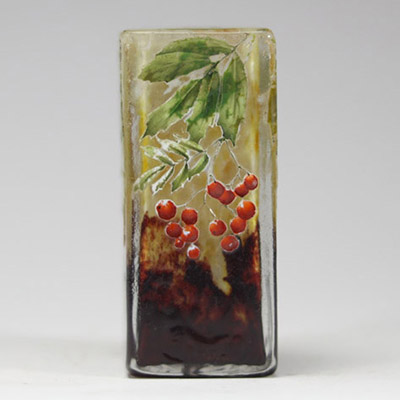 Daum Nancy, petit vase quadrangulaire dégagé à l'acide et émaillé, décor de sorbier Charmant petit vase de forme carrée en verre multicouche, à décor dégagé à l’acide et enrichi d’émaux polychromes représentant des feuilles de sorbier et des grappes de baies rouges en relief. Le fond est animé de nuances de brun mordoré et de jaune orangé, évoquant une atmosphère automnale, typique de l’esthétique