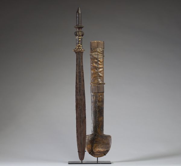 Afrique RDC - Epée tribale Yaka et son fourreau, fer, bois, clous tapissier, lame ancienne, rigide, fine ciselure, Congo RDC, socle fourni.