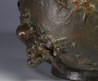 Gustave Joseph CHERET (1838-1894) Imposante jardinière en bronze à décor de naïades et de papillons.