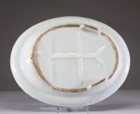 Plat en porcelaine de Canton à décor polychrome Élégant plateau de service ovale en porcelaine polychrome de Canton, orné d’un décor dit « Rose Canton » typique du XIXe siècle. L’aile est rythmée de c