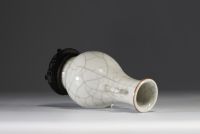 Chine - Vase en porcelaine monochrome blanche craquelée sur socle en bois, XIXème.