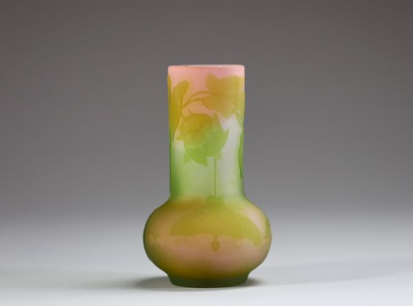 Émile GALLÉ (1846-1904) Petit vase en verre multicouche dégagé à l'acide à décor de glycérines, signé.