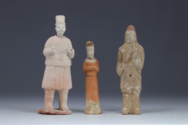 Chine - statues de personnages en terre cuite polychrome, d' époque Tang (618-907).