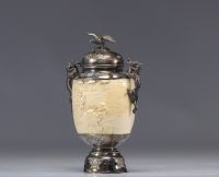 Exceptionnel vase Japonais en ivoire avec une monture en argent et émail d'époque Meiji (明治時代 -1868 - 1912)