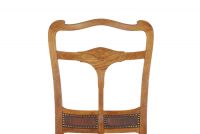 Victor Horta (1861-1947) Suite exceptionnelle de six chaises Art nouveau – Commande de Valère Carpentier (1899)  Cet ensemble rare de six chaises en chêne est une remarquable illustration du style Art nouveau de Victor Horta, l’un des pionniers de ce mouvement en Belgique. Ces pièces ont été spécialement conçues en 1899 pour Valère Carpentier, un riche industriel et amateur d’art, à l’occasion de