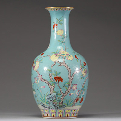 Vase balustre en porcelaine émaillée turquoise à décor de pêches et papillons, Chine, marque apocryphe de Qianlong