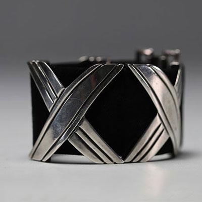 Hector AGUILAR attr. à - Modernist silver and nubuck bracelet.