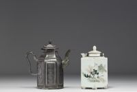 Chine - Ensemble d'une théière, quatre assiettes en porcelaine et une théière en étain.