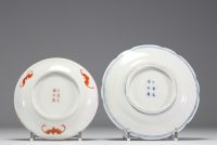 Chine - Paire d'assiette en porcelaine polychrome à décor de paysage, chauve souris et nuages, marque sous les pièces, époque XIXème.