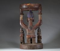 Afrique - Imposante porteuse de coupe Yoruba en bois sulpté indigo, Nigéria.