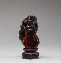 Chine - Tabatière en quartz sculpté représentant un personnage sur fond en agate et montée sur socle en bois, XIXème.