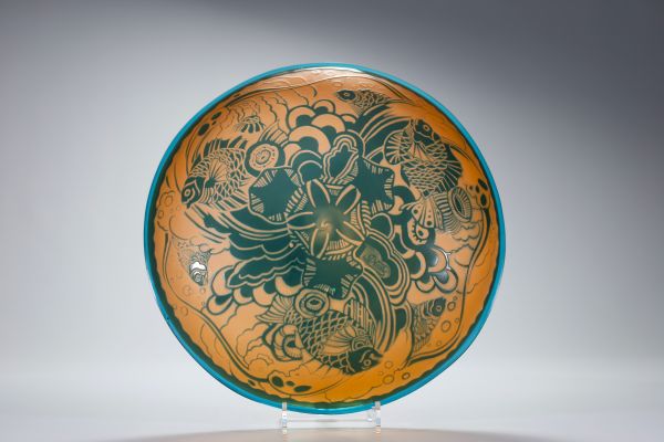 Paul NICOLAS (1875-1952) Grande vasque Art Déco en verre multicouche dégagé à l'acide à décor de poisson, signée.
