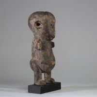 Statuette Pare, Tanzanie.Bois, patine ancienne , Bras à l’état de « moignon » comme pour l’ethnie Pere du Congo. H : 32 cm . Ex collection A. Wilket, Liège