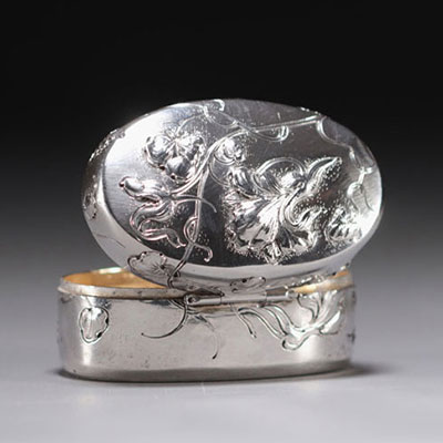 Small Art Nouveau silver box with gilt inside, German hallmarks. Circa 1900.