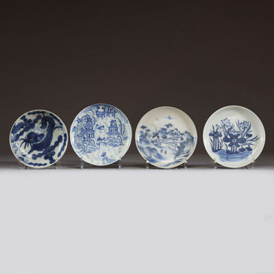 Chine - Ensemble de quatre plats en porcelaine bleu de Hue à décors villageois et floral, XIXème.