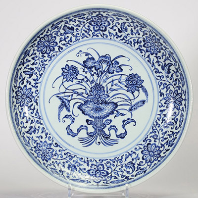 Grand plat en porcelaine de Chine bleu et blanc à décor d’un panier fleuri dans un médaillon central, entouré d’une large frise florale, probablement dynastie Qing, XVIIIe siècle.