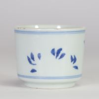Tasse en porcelaine de Chine bleu et blanc, décor de fleurs et calligraphie, marque Yongzheng