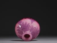Le Verre Français - Vase en verre multicouche dégagé à l'acide à décor de dahlias, signé.