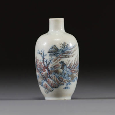 Chine - Tabatière en porcelaine polychrome bleu, grisaille et rouge de fer à décor d'un paysage animé, dynastie Qing, marque sous la pièce.
