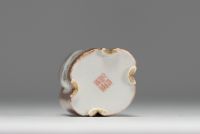 Chine - Petit vase en porcelaine polychrome à décor de personnages en cartouche, marque sous la pièce, d'époque XVIIIème.18eme