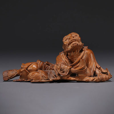 Japon - Sculpture représentant un vieillard allongé en buis, fin XIXe siècle.