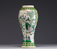 China - A green family polychrome porcelain vase decorated with characters, 19th century.