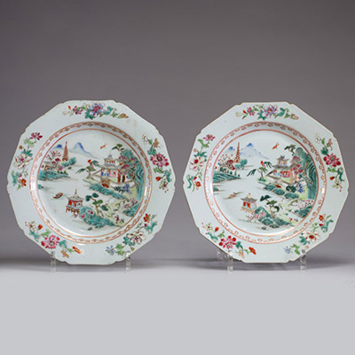 Chine - Paire d'assiettes en porcelaine polychrome émaillée famille rose à décor de paysage lacustre, de pagodes, de personnages et d'oiseaux, Qianlong, XVIIIème.