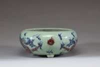 Chine - Rince pinceau en porcelaine blanc bleu et rouge fer à décor de dragons.