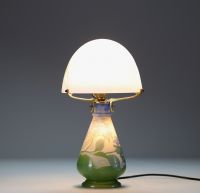Émile GALLÉ (1846-1904) Mushroom lamp in acid-etched multi-layered glass decorated with anemones, signed.