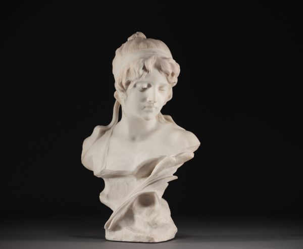 Buste de jeune femme en marbre blanc, d'époque Art Nouveau, vers 1900.