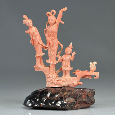 Sculpture en corail rose représentant des jeunes femmes et enfants provenant de Chine de l'époque République