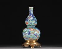 Chine - Vase double gourdes en porcelaine à décor de personnages, monture en bronze doré, période Qing.