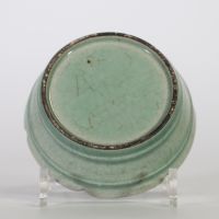 PETITE COUPE À GLAÇURE CÉLADON CRAQUELÉE Chine, dynastie Song, XIIe-XIIIe siècle.