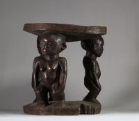 Rare et ancien tabouret de prestige anthropomorphe Makondé,Tanzanie / Mozambique. Bois dense et lourd. Sculpture des personnages très fines avec de nombreuses scarifications sur les visages et ventres. D : cm