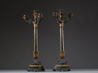 Paire de candélabres à quatre lumières en bronze doré et patiné, base triangulaire feuillagée, époque Charles X.