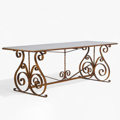 Table de salon en marbre, pied en fer forgé doré, dans le goût de Gilbert Poillerat, vers 1940-50.
