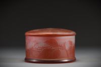 Val Saint Lambert - Boite en verre multicouche dégagé à l'acide au nom de Fernand Renée et à décor de rosier sauvage.