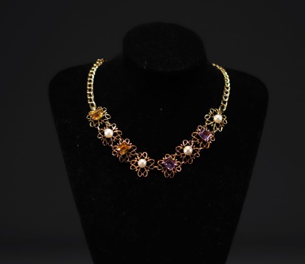 Collier en or jaune 18k, améthyste, saphir jaune de tailles octogone et perles naturelles.